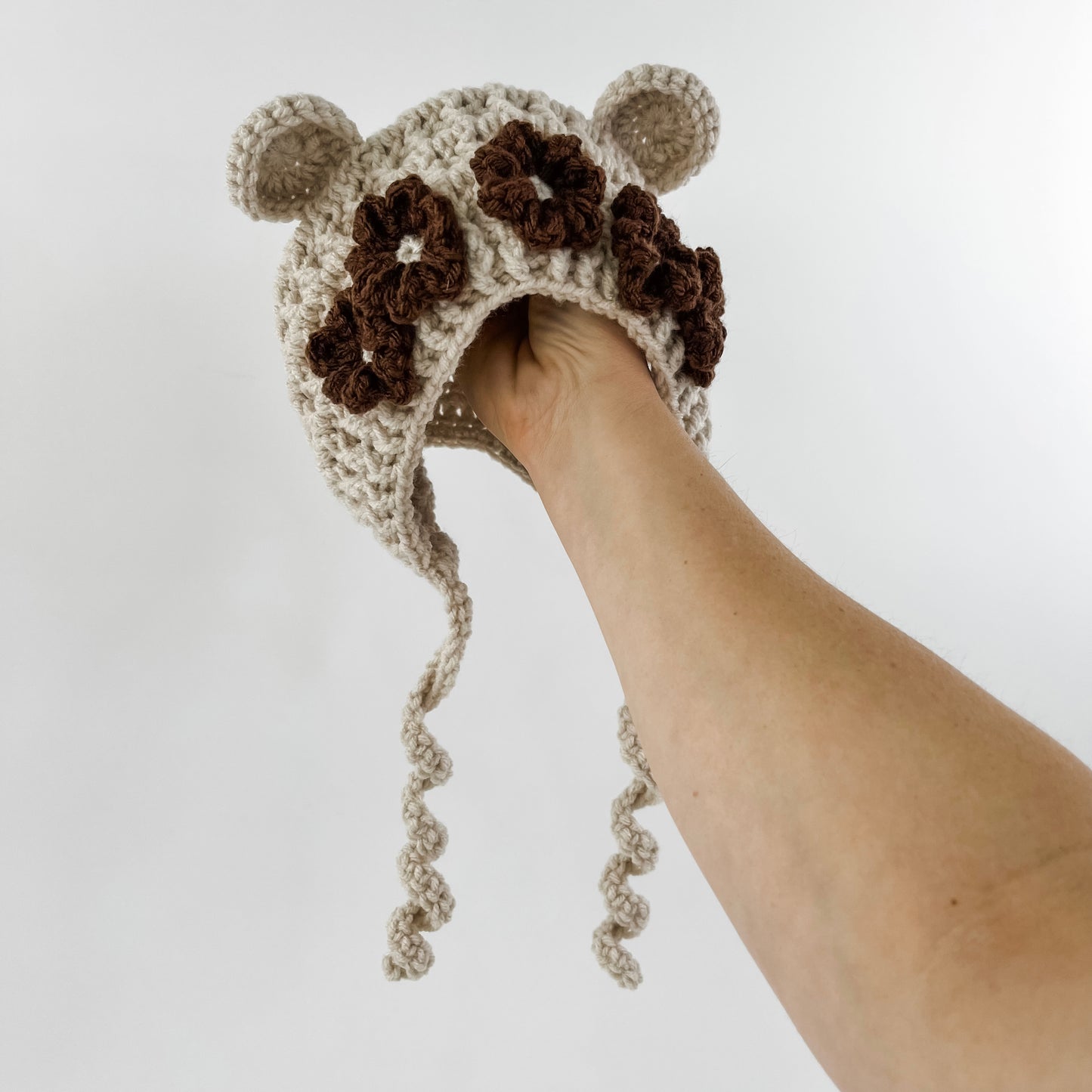 Koda bonnet with flowers