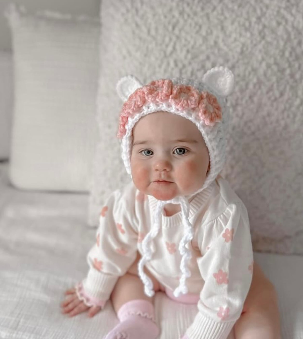 Koda bonnet with flowers