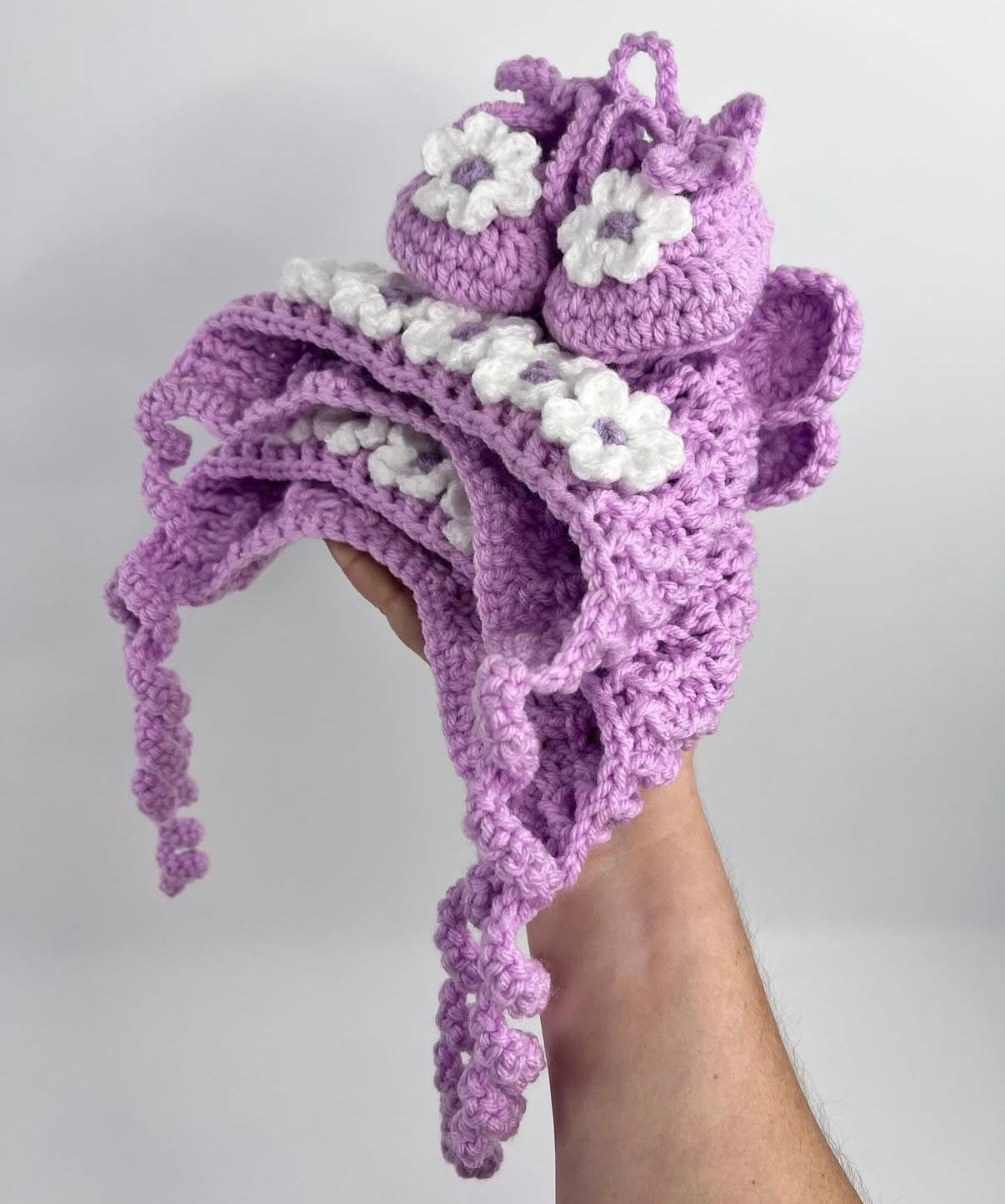 Koda bonnet with flowers